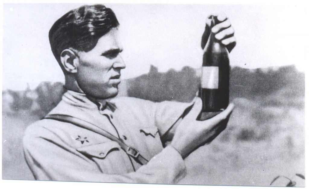 В.В. Кованов проверяет новую партию бычьей крови. 1943 г..jpg